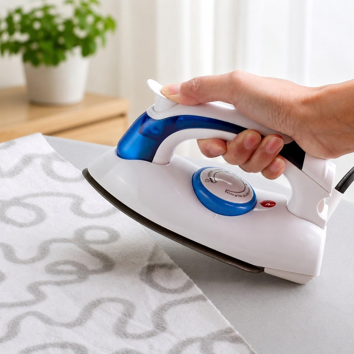 Mini Dual Voltage Travel Steam Iron